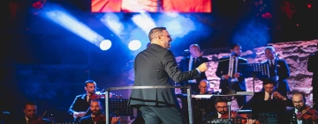 صوت آدم يضيء مسرح قرطاج 