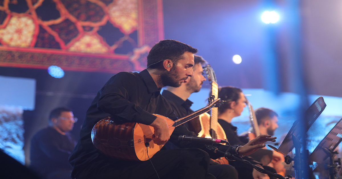 De "Madad" à "Hasbi Rabbi" : Sami Yusuf fait du théâtre antique un sanctuaire spirituel
